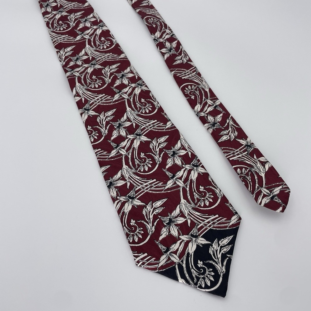 Vintage Eclectic Grandpa Barry Wells Silk Tie Red White Black Floral 4" W 56.5"L
